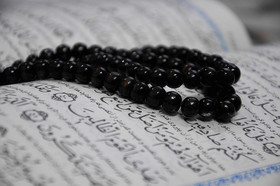 تمسک به قرآن جامعه را در برابر تهاجم فرهنگی بیمه می‌کند