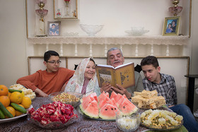 خانواده ایرانی در شب چلٌه - قزوین