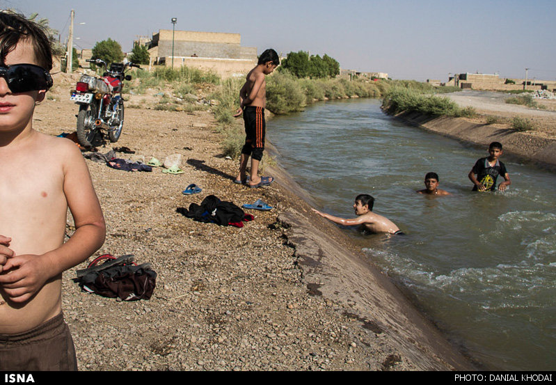  شنای کودکان در رودهای کارون 