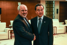 ظریف تداوم حمایت چین از فعالیت‌های هسته‌یی ایران را خواستار شد