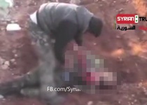 یکی از تروریست‌های سوری در اقدامی وحشیانه قلب یک سرباز کشته شده ارتش سوریه را از سینه‌اش درآورد