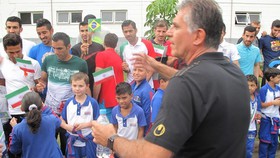 بازدید 50 کودک برزیلی از تمرین تیم ملی/ انتقاد کی‌روش از فیفا