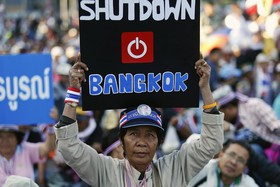 معترضان تایلندی وزارتخانه‌ها و بازار بورس را هدف قرار دادند