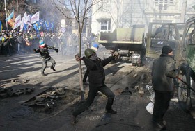 درگیری شدید معترضان با نیروهای پلیس اوکراین
