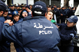 درگیری پلیس الجزایر با مخالفان نامزدی مجدد بوتفلیقه در انتخابات