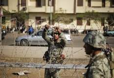 یک کشته و چندین زخمی در حمله نیروهای مصری به تظاهرکنندگان در سالروز انقلاب 25 ژانویه