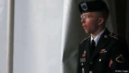 بردلی منینگ عذرخواهی کرد