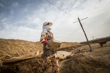 تحمیل وظایف سنگین به بانوان در جامعه به چه قیمتی؟