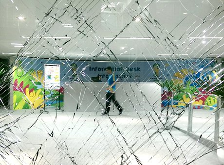 شیشه‌های شکسته در ورزشگاه ماراکانا؛ میراث آشوب در ریو