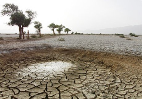 لب کویر ترک برداشته است 