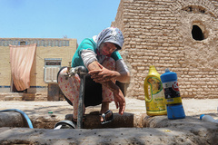 سمیه در حال وضو گرفتن برای خواندن نماز ظهر و عصر