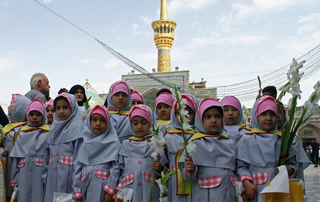 شکوفه‌های مشهدی به زیارت امام مهربانی‌ها رفتند