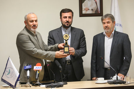 غرب با اهداف سیاسی جایزه حقوق بشری می‌دهد/اولین جایزه حقوق بشر اسلامی به کودکان غزه رسید