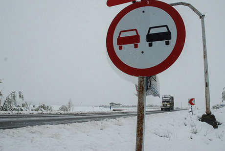 پیش‌روی برف و باران در جاده‌های کشور 