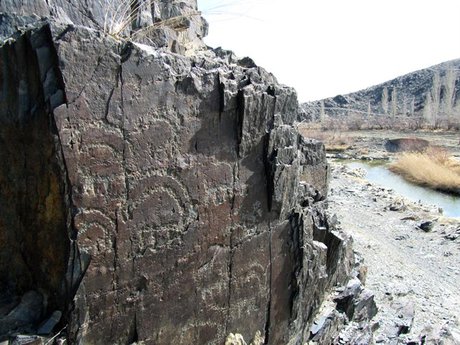 رویای تصاحب گنج و تخریب سنگ‌نگاره‌های باستانی!