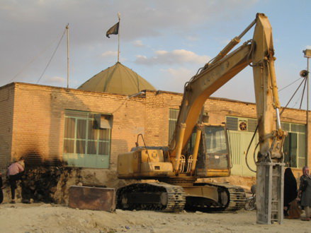 لودرها آماده‌ی تخریب میراث تشیّع