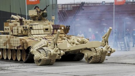 خودروهای مین‌روب روسی در راه عراق 