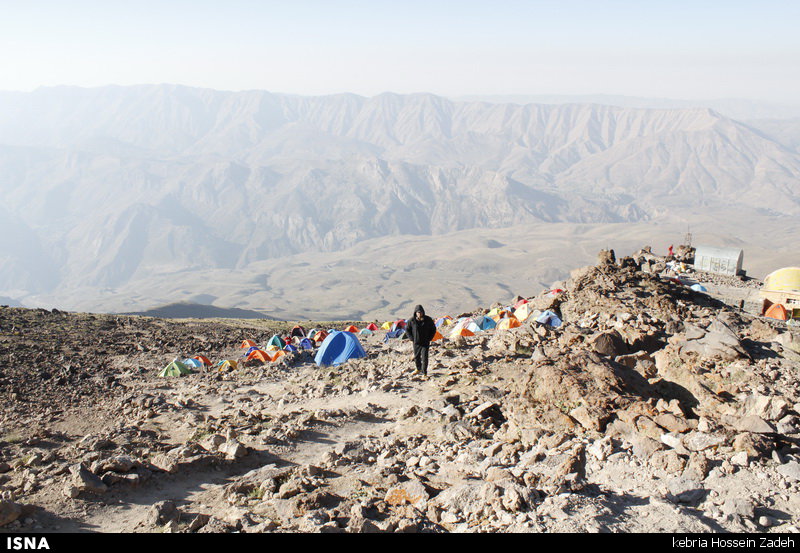 حضور بیش از ۲۵۰۰ کوهنورد در دماوند+ فیلم/ نفس امدادگران گرفته شد!