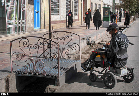 سختی عبور و مرور معلولان در پیاده‌روهای‌ کرج