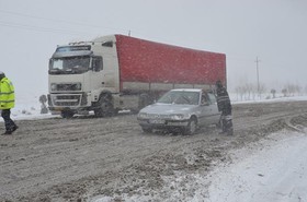 جاده‌های ۹ استان کشور تحت تاثیر برف و باران