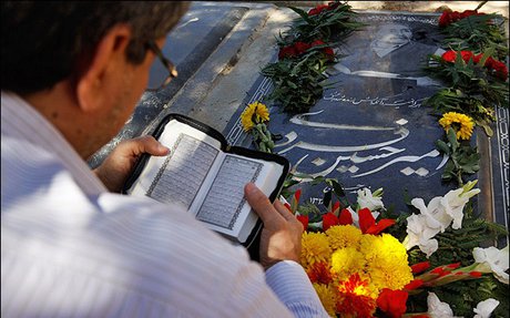 جمعی از اهل قلم بر سر مزار امیرحسین فردی