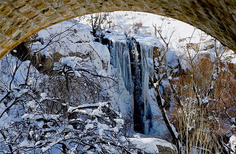 رخ برفی همدان نمایان در قندیل‌های آبشار گنجنامه
