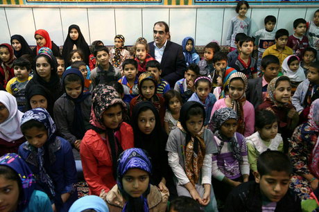 روایت وزیر بهداشت از حضور در جمع کودکان آبادان