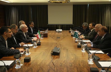 دیدار ظریف و مشاور نخست وزیر پاکستان در امور خارجی