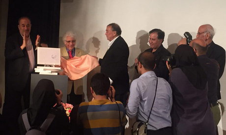 تاجی با تزئین بر سر شعر حافظ