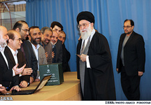 مقام معظم رهبري راي خود را به صندوق انداختند