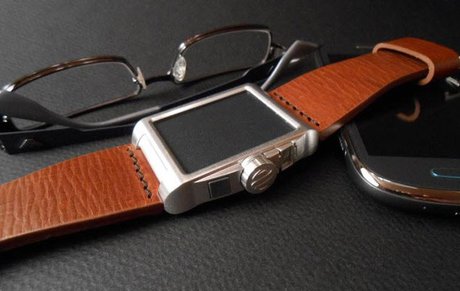 شارژ تلفن همراه با ساعت مچی خورشیدی 