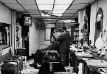 توزیع کتب‌ آموزشی پیشگیری از اعتیاد در سالن‌های آرایشی و ورزشی 