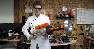 اختراع جنون آميز ابرسلاح مغناطيسي با قدرت شليك 20 هزار ولت برق!