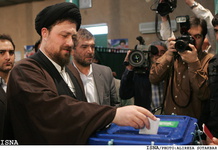 سيد حسن خميني راي خود را به صندوق انداخت