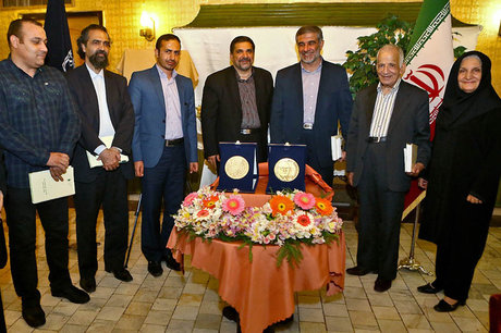 نشان جایزه «آذریزدی» رونمایی شد