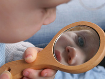 «بوسه مادر» بهترین روش برای خارج کردن اشیاء از بینی کودک