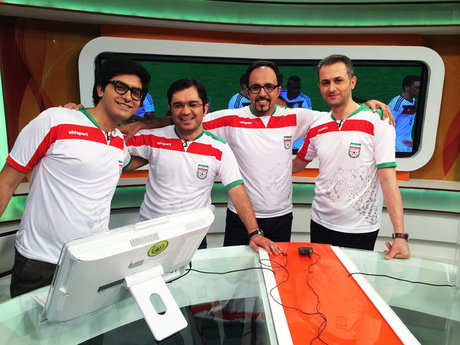 پیراهن تیم ملی بر تن مجری و کارشناسان تلویزیون