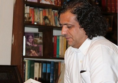 علیرضا آبیز از ترجمه‌ی «فرم‌های کوتاه شعر ایران» خبر داد