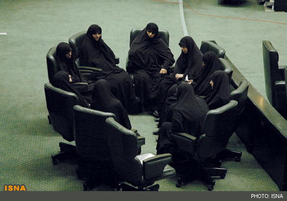 زنانی که در مجلس دیده نمی‌شوند