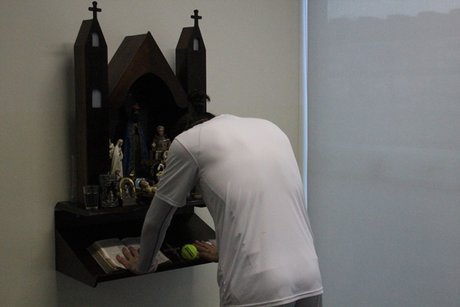 تصاویر جالب عبادت آندو در کمپ تیم ملی