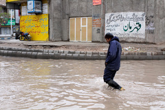 آب گرفتگی معابر در پی بارندگی شدید - کرمان