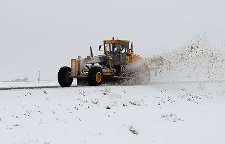 عملیات برف روبی برای تسهیل تردد در جاده‌ها 