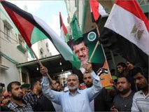 فلسطین به دنبال پیروزی محمد مرسی غرق در شادی و سرور شد 