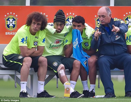 ستاره برزیل تمرین نکرد/ نیمار با چسب مخصوص روی نیمکت + عکس