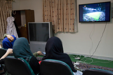 دختران دانشجو در حال تماشای بازی تیم ملی فوتبال