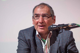زیباکلام:اصولگرایان بدون احمدی‌نژاد قشون شکست خورده‌اند/ تمام قد از روحانی دفاع کنیم 