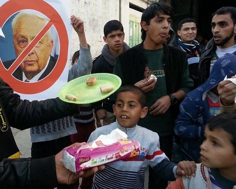 توزیع شیرینی و جشن فلسطینی‌ها در غزه 