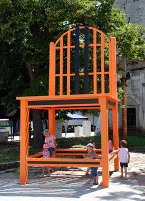 رکورد ساخت بزرگترین صندلی چوبی در گینس 