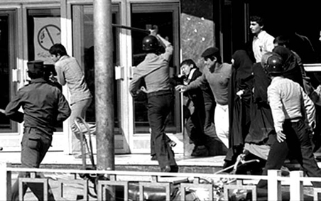 كوبا، آفريقاي جنوبي، مكزيك، آرژانتين، روسيه، فرانسه، فلسطين و ايران؛
هنر انقلاب‌ها و مبارزات بزرگ دنيا در تهران بررسي و به‌نمايش گذاشته مي‌شود