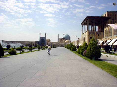 /گزارش/
عبور مترو از خيابان چهارباغ عباسي اصفهان همچنان در هاله‌اي از ابهام
مجري طرح: حفاري بخشي از خيابان چهارباغ عباسي تا يك ماه ديگر آغاز مي‌شود